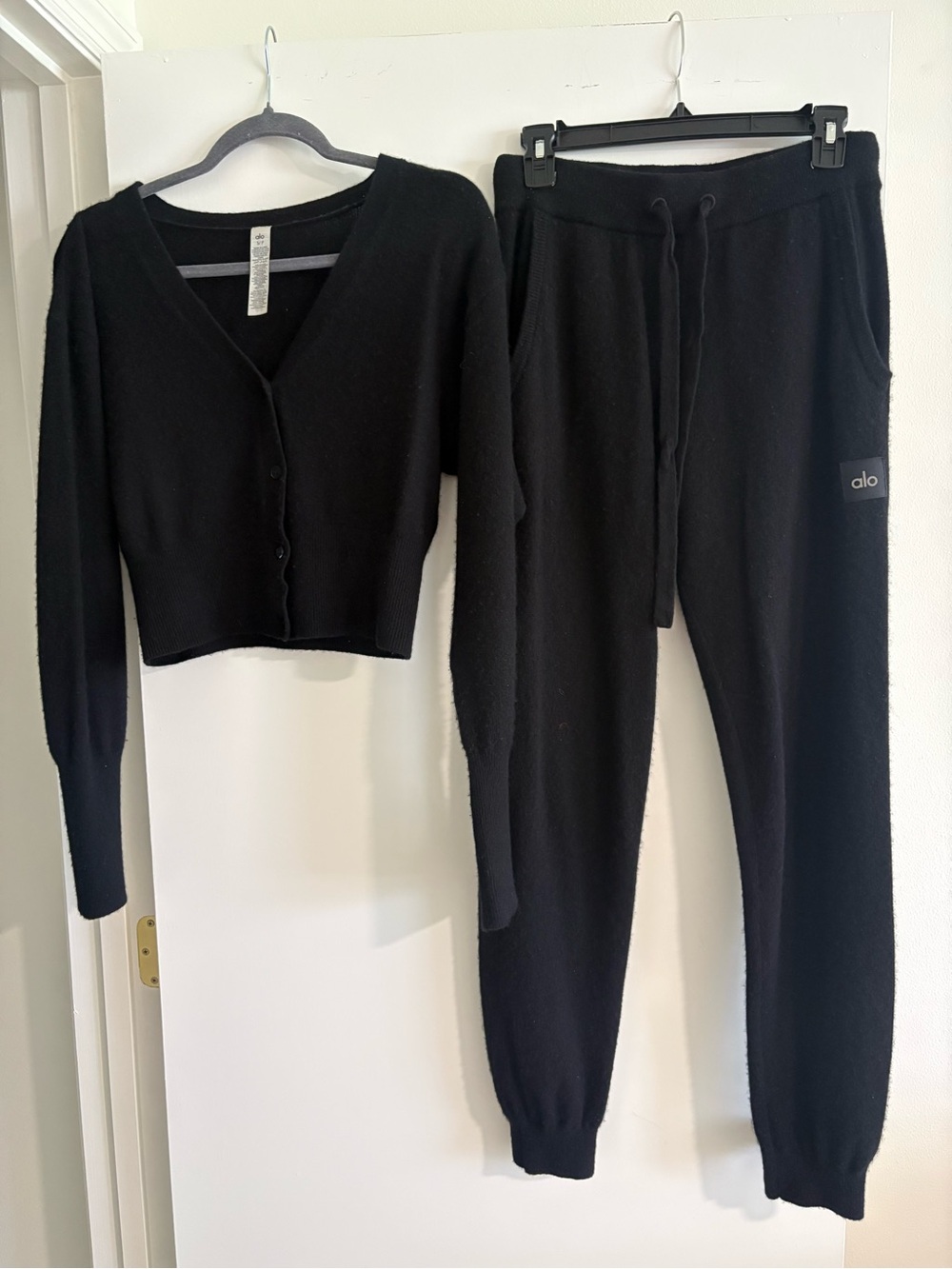 ALO Yoga Cashmere Jet Set Cropped Cardigan & Drawstring Pants
Size Small